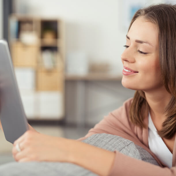 Frau an Laptop